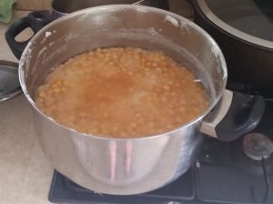 חומוס מבושל לקראת הכנת ממרח חומוס
