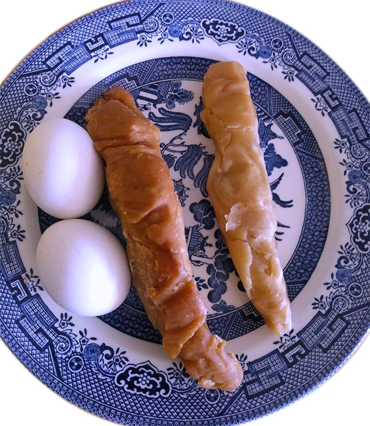 ג'חנון – מימין עם מרגרינה ומשמאל עם סמנה. הביצה המקולפת יוצאת חומה