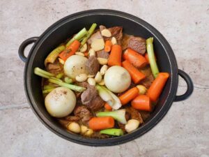 תבשיל בשר מפורק עם ירקות לפני הבישול
